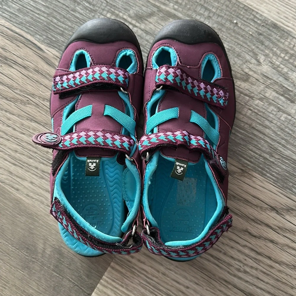 Kamik coral reef‎ Burgundy and Aqua Outdoor Sandals kids size 4